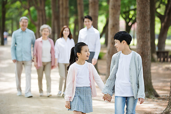 포토 JPG 주간 전신 나무 부부 응시 여자 노년 남자 어린이 가족 대가족 남매 가족애 미소 웃음 사람 여러명 상반신 성인 야외 앞모습 10대 30대 부모 마주보기 손잡기 산책로 한국인 자녀 가족라이프 60대 손주 70대 남이섬 조부모 국내포토 자연요소 식물 라이프스타일 커플 시선 길 뷰포인트 섬 다수 관계 모션 청소년 표정 사랑 동양인 장년 강원도 파일형식