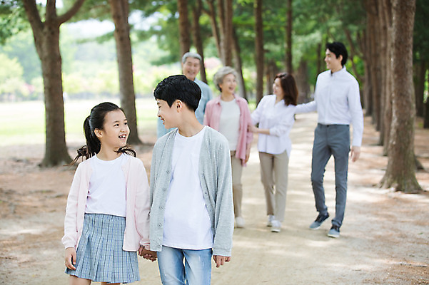 포토 JPG 주간 전신 나무 부부 여자 노년 남자 어린이 가족 대가족 남매 가족애 사람 여러명 상반신 성인 야외 앞모습 10대 30대 부모 마주보기 걷기 손잡기 산책 산책로 한국인 자녀 가족라이프 60대 손주 70대 남이섬 조부모 국내포토 자연요소 식물 라이프스타일 커플 길 뷰포인트 섬 다수 관계 모션 청소년 휴식 사랑 동양인 장년 강원도 파일형식