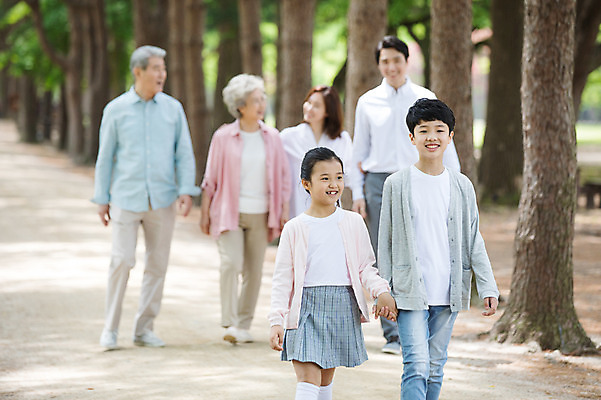 포토 JPG 주간 전신 나무 부부 응시 여자 노년 남자 어린이 가족 대가족 남매 가족애 미소 사람 여러명 상반신 성인 야외 앞모습 10대 30대 부모 걷기 손잡기 산책 산책로 한국인 자녀 가족라이프 60대 손주 70대 남이섬 조부모 국내포토 자연요소 식물 라이프스타일 커플 시선 길 뷰포인트 섬 다수 관계 모션 청소년 휴식 표정 사랑 동양인 장년 강원도 파일형식