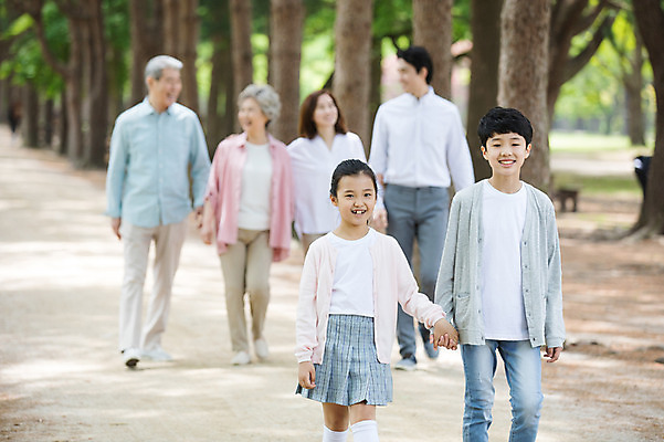 포토 JPG 주간 전신 나무 부부 응시 여자 노년 남자 어린이 가족 대가족 남매 가족애 미소 웃음 사람 여러명 상반신 성인 야외 앞모습 10대 30대 부모 걷기 손잡기 산책 산책로 한국인 자녀 가족라이프 60대 손주 70대 남이섬 조부모 국내포토 자연요소 식물 라이프스타일 커플 시선 길 뷰포인트 섬 다수 관계 모션 청소년 휴식 표정 사랑 동양인 장년 강원도 파일형식