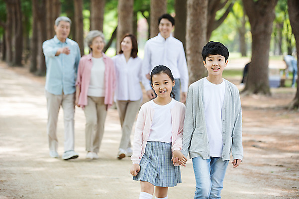 포토 JPG 주간 전신 나무 부부 응시 여자 노년 남자 어린이 가족 대가족 남매 가족애 미소 사람 여러명 상반신 성인 야외 앞모습 10대 30대 부모 걷기 손잡기 산책 산책로 한국인 자녀 가리킴 가족라이프 60대 손주 70대 남이섬 조부모 국내포토 자연요소 식물 라이프스타일 커플 시선 길 뷰포인트 섬 다수 관계 모션 청소년 휴식 표정 사랑 동양인 손짓 장년 강원도 파일형식