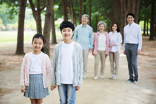 포토 JPG 주간 전신 나무 부부 응시 여자 노년 남자 어린이 가족 대가족 남매 가족애 미소 사람 여러명 상반신 성인 야외 앞모습 10대 30대 부모 걷기 손잡기 산책 산책로 한국인 자녀 가족라이프 60대 손주 70대 남이섬 조부모 국내포토 자연요소 식물 라이프스타일 커플 시선 길 뷰포인트 섬 다수 관계 모션 청소년 휴식 표정 사랑 동양인 장년 강원도 파일형식