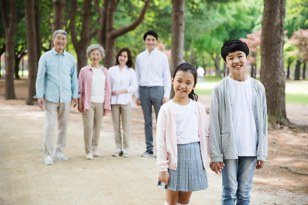 포토 JPG 주간 전신 나무 부부 응시 여자 노년 남자 어린이 가족 대가족 남매 가족애 미소 웃음 사람 여러명 상반신 성인 야외 앞모습 10대 30대 부모 걷기 손잡기 산책 산책로 한국인 자녀 가족라이프 60대 손주 70대 남이섬 조부모 국내포토 자연요소 식물 라이프스타일 커플 시선 길 뷰포인트 섬 다수 관계 모션 청소년 휴식 표정 사랑 동양인 장년 강원도 파일형식