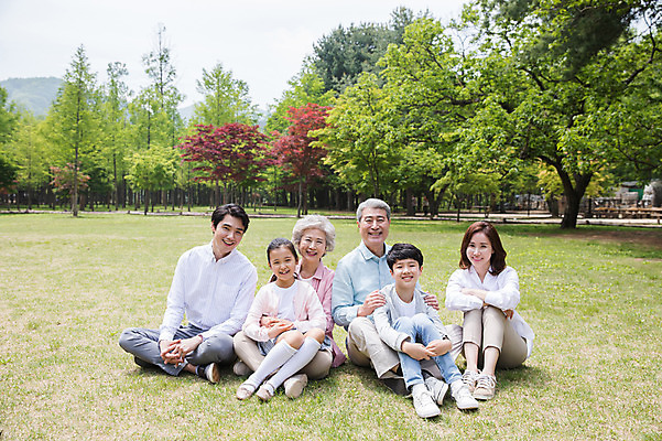 포토 JPG 주간 전신 나무 부부 응시 여자 노년 남자 어린이 가족 안기 대가족 남매 가족애 미소 사람 앉기 잔디 여러명 성인 야외 앞모습 10대 30대 부모 한국인 자녀 가족라이프 60대 손주 70대 남이섬 조부모 어깨에손 단체사진 국내포토 자연요소 식물 라이프스타일 커플 시선 뷰포인트 섬 다수 관계 모션 청소년 표정 사랑 동양인 장년 강원도 기념사진 파일형식