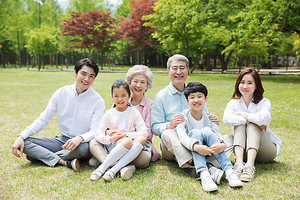 포토 JPG 주간 전신 나무 부부 응시 여자 노년 남자 어린이 가족 안기 대가족 남매 가족애 미소 사람 잔디 여러명 성인 야외 앞모습 10대 30대 부모 한국인 자녀 가족라이프 60대 손주 즐거움 가부좌 70대 남이섬 조부모 단체사진 국내포토 자연요소 식물 라이프스타일 커플 시선 감정 뷰포인트 섬 다수 관계 모션 청소년 표정 사랑 앉기 동양인 장년 강원도 기념사진 파일형식