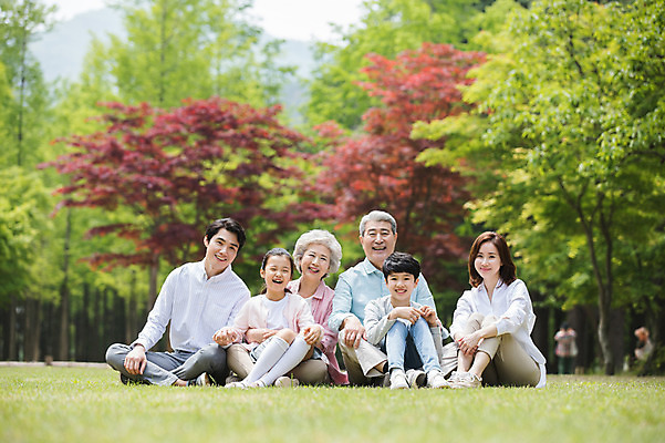포토 JPG 주간 전신 나무 부부 여자 노년 남자 행복 어린이 가족 안기 대가족 남매 가족애 미소 웃음 사람 앉기 잔디 여러명 성인 야외 앞모습 10대 30대 부모 손잡기 한국인 자녀 가족라이프 60대 손주 즐거움 70대 남이섬 조부모 단체사진 국내포토 자연요소 식물 라이프스타일 커플 감정 뷰포인트 섬 다수 관계 모션 청소년 표정 사랑 동양인 장년 강원도 기념사진 파일형식
