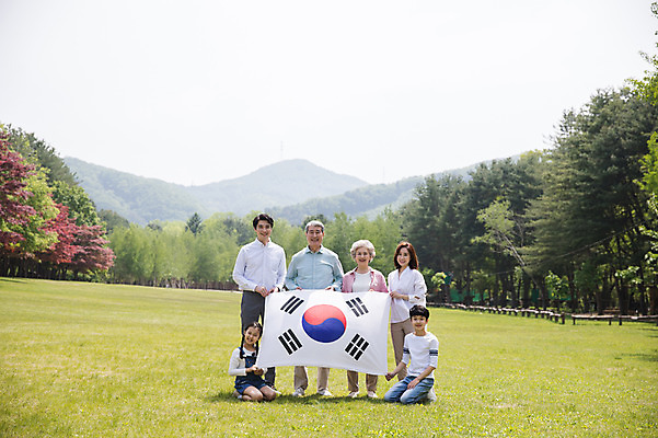 포토 JPG 주간 전신 나무 부부 응시 여자 노년 남자 어린이 가족 대가족 남매 가족애 서기 미소 들기 사람 앉기 잔디 여러명 성인 야외 앞모습 10대 30대 부모 노부부 한국인 자녀 잡기 가족라이프 60대 태극기 무릎꿇기 삼일절 손주 70대 광복절 남이섬 조부모 국내포토 자연요소 식물 라이프스타일 커플 시선 뷰포인트 섬 다수 관계 모션 청소년 표정 사랑 동양인 장년 공휴일 국기 국경일 강원도 파일형식