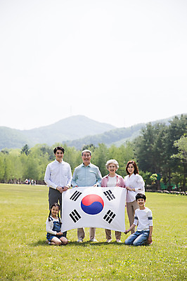 포토 JPG 주간 전신 나무 부부 응시 여자 노년 남자 어린이 가족 하늘 대가족 남매 가족애 서기 미소 들기 사람 앉기 잔디 여러명 성인 야외 앞모습 10대 30대 부모 노부부 한국인 자녀 잡기 가족라이프 60대 숲 태극기 무릎꿇기 삼일절 손주 70대 광복절 남이섬 조부모 국내포토 자연요소 식물 라이프스타일 커플 시선 뷰포인트 섬 다수 관계 모션 청소년 표정 사랑 동양인 장년 공휴일 국기 국경일 강원도 파일형식