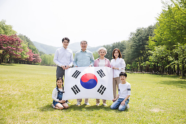 포토 JPG 주간 전신 나무 응시 여자 노년 남자 어린이 가족 대가족 가족애 서기 미소 들기 사람 잔디 여러명 성인 야외 앞모습 10대 30대 부모 한국인 자녀 잡기 가족라이프 60대 숲 태극기 무릎꿇기 삼일절 손주 즐거움 70대 광복절 남이섬 국내포토 자연요소 식물 라이프스타일 시선 감정 뷰포인트 섬 다수 관계 모션 청소년 표정 사랑 동양인 장년 공휴일 국기 국경일 강원도 파일형식
