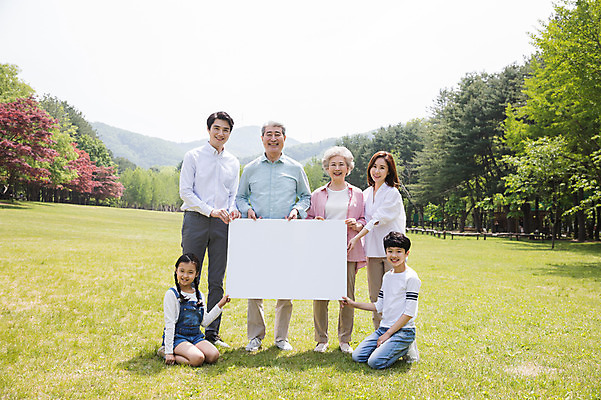 포토 JPG 주간 전신 나무 배너 응시 여자 노년 남자 어린이 가족 대가족 사각프레임 광고판 알림판 가족애 서기 미소 들기 사람 잔디 여러명 성인 야외 앞모습 옆모습 10대 30대 부모 한국인 자녀 잡기 가족라이프 60대 숲 무릎꿇기 손주 즐거움 70대 남이섬 국내포토 자연요소 식물 라이프스타일 시선 감정 뷰포인트 섬 다수 관계 모션 청소년 프레임 표정 사랑 동양인 장년 사각형 강원도 판 파일형식