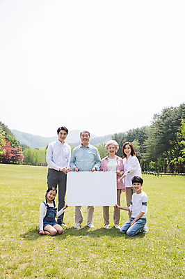 포토 JPG 주간 전신 배너 응시 여자 노년 남자 어린이 가족 대가족 사각프레임 광고판 알림판 가족애 서기 미소 들기 사람 앉기 잔디 여러명 성인 야외 앞모습 옆모습 10대 30대 부모 한국인 자녀 잡기 가족라이프 60대 숲 무릎꿇기 손주 즐거움 70대 남이섬 국내포토 자연요소 식물 라이프스타일 시선 감정 뷰포인트 섬 다수 관계 모션 청소년 프레임 표정 사랑 동양인 장년 사각형 강원도 판 파일형식