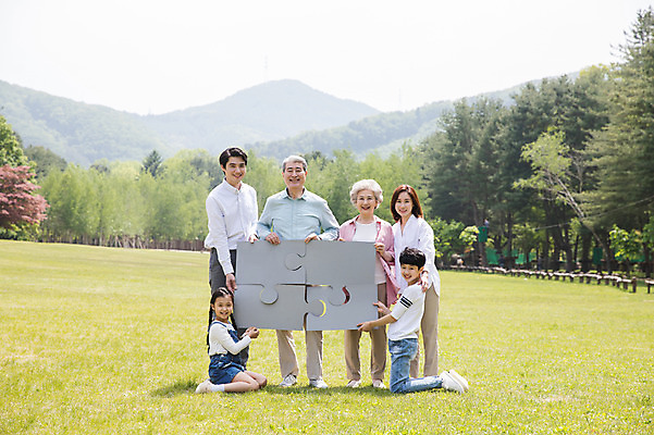 포토 JPG 주간 전신 나무 응시 여자 노년 남자 어린이 가족 대가족 가족애 서기 미소 들기 사람 앉기 잔디 여러명 성인 야외 앞모습 옆모습 10대 30대 부모 한국인 자녀 잡기 가족라이프 60대 숲 무릎꿇기 손주 즐거움 퍼즐조각 70대 남이섬 국내포토 자연요소 식물 라이프스타일 시선 감정 뷰포인트 조각 섬 다수 관계 모션 청소년 표정 사랑 동양인 장년 퍼즐 강원도 파일형식