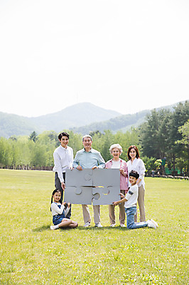 포토 JPG 주간 전신 응시 여자 노년 남자 어린이 가족 대가족 가족애 서기 미소 들기 사람 앉기 잔디 여러명 성인 야외 앞모습 옆모습 10대 30대 부모 한국인 자녀 잡기 가족라이프 60대 숲 무릎꿇기 손주 퍼즐조각 70대 남이섬 국내포토 자연요소 식물 라이프스타일 시선 뷰포인트 조각 섬 다수 관계 모션 청소년 표정 사랑 동양인 장년 퍼즐 강원도 파일형식