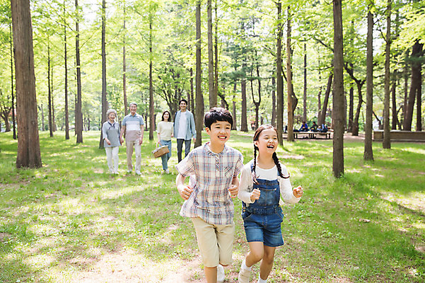 포토 JPG 주간 전신 나무 부부 여자 노년 남자 어린이 가족 대가족 남매 가족애 미소 사람 잔디 여러명 성인 야외 앞모습 10대 30대 부모 달리기 노부부 한국인 자녀 가족라이프 60대 숲 손주 즐거움 70대 남이섬 소풍바구니 조부모 국내포토 자연요소 식물 라이프스타일 커플 감정 뷰포인트 섬 다수 관계 모션 청소년 표정 사랑 동양인 장년 바구니 강원도 파일형식