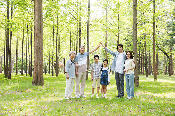 포토 JPG 주간 전신 나무 여자 노년 남자 어린이 가족 부동산 대가족 남매 가족애 서기 미소 사람 잔디 여러명 성인 야외 앞모습 10대 30대 부모 손들기 팔짱 한국인 자녀 가족라이프 60대 숲 손주 즐거움 70대 남이섬 조부모 집모양 어깨에손 국내포토 자연요소 모양 식물 라이프스타일 감정 뷰포인트 섬 다수 관계 모션 청소년 표정 사랑 동양인 장년 재산 강원도 파일형식