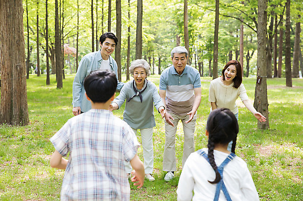포토 JPG 주간 전신 나무 여자 노년 남자 어린이 가족 팔벌리기 대가족 가족애 미소 사람 잔디 여러명 상반신 성인 야외 앞모습 뒷모습 10대 30대 부모 달리기 마주보기 한국인 자녀 가족라이프 60대 숲 손주 즐거움 70대 남이섬 조부모 국내포토 자연요소 식물 라이프스타일 감정 뷰포인트 섬 다수 관계 모션 청소년 표정 사랑 동양인 장년 강원도 파일형식