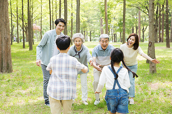 포토 JPG 주간 전신 나무 여자 노년 남자 행복 어린이 가족 안기 팔벌리기 대가족 가족애 미소 사람 잔디 여러명 상반신 성인 야외 앞모습 뒷모습 10대 30대 부모 달리기 한국인 자녀 가족라이프 60대 숲 손주 70대 남이섬 조부모 국내포토 자연요소 식물 라이프스타일 감정 뷰포인트 섬 다수 관계 모션 청소년 표정 사랑 동양인 장년 강원도 파일형식