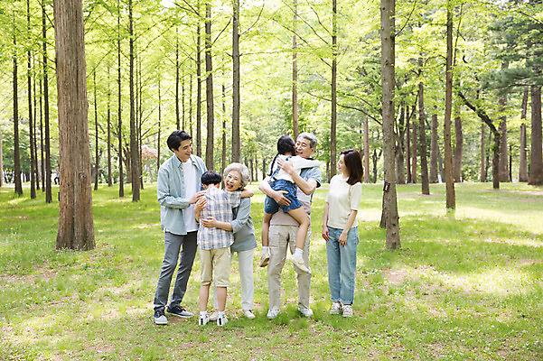 포토 JPG 주간 전신 나무 여자 노년 남자 행복 어린이 가족 안기 대가족 가족애 미소 사람 잔디 여러명 성인 야외 앞모습 뒷모습 10대 30대 부모 한국인 자녀 가족라이프 60대 숲 손주 즐거움 70대 남이섬 국내포토 자연요소 식물 라이프스타일 감정 뷰포인트 섬 다수 관계 모션 청소년 표정 사랑 동양인 장년 강원도 파일형식