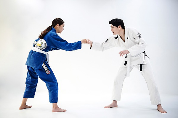 포토 JPG 스튜디오촬영 전신 응시 여자 남자 실내 도복 사람 20대 두명 옆모습 30대 운동 경쟁 주먹 격투기 한국인 시작 주짓수 성인만 국내포토 시선 옷 스포츠 뷰포인트 컨셉 모션 건강 동양인 청년 내부 장년 파일형식