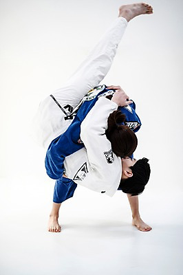 포토 JPG 스튜디오촬영 전신 여자 남자 기술 실내 도복 들기 사람 20대 두명 옆모습 30대 운동 경쟁 격투기 한국인 주짓수 성인만 국내포토 옷 스포츠 뷰포인트 컨셉 모션 건강 동양인 청년 내부 장년 파일형식