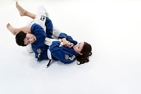 포토 JPG 스튜디오촬영 전신 여자 남자 기술 실내 도복 사람 20대 두명 옆모습 30대 눕기 운동 경쟁 격투기 한국인 잡기 주짓수 성인만 국내포토 옷 스포츠 뷰포인트 컨셉 모션 건강 동양인 청년 내부 장년 파일형식