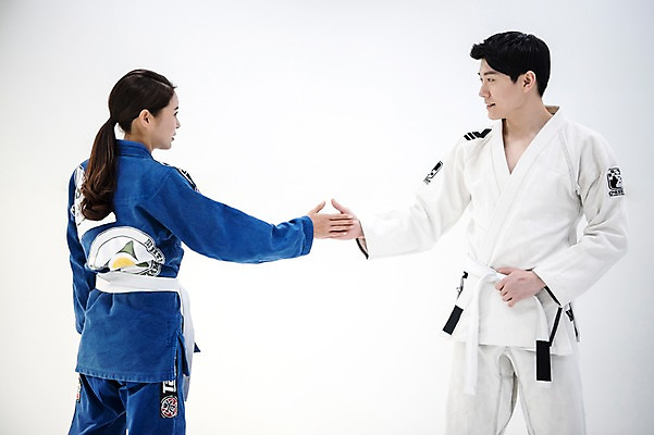 포토 JPG 스튜디오촬영 여자 남자 악수 실내 도복 미소 사람 상반신 20대 두명 옆모습 뒷모습 30대 운동 경쟁 격투기 한국인 인사 주짓수 성인만 국내포토 옷 스포츠 뷰포인트 컨셉 표정 건강 동양인 손짓 청년 내부 장년 예절 파일형식