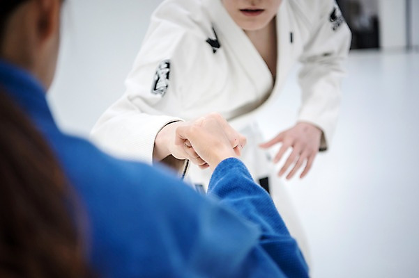 포토 JPG 스튜디오촬영 손 여자 남자 실내 도복 사람 상반신 20대 두명 앞모습 뒷모습 신체부위 30대 운동 경쟁 주먹 격투기 한국인 주짓수 성인만 국내포토 옷 스포츠 뷰포인트 컨셉 모션 건강 동양인 청년 내부 장년 파일형식