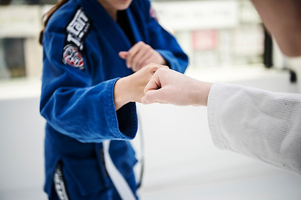 포토 JPG 스튜디오촬영 손 여자 남자 실내 도복 사람 상반신 20대 두명 앞모습 뒷모습 신체부위 30대 운동 경쟁 주먹 격투기 한국인 창가 주짓수 성인만 국내포토 옷 스포츠 뷰포인트 컨셉 창문 모션 건강 동양인 청년 내부 장년 파일형식