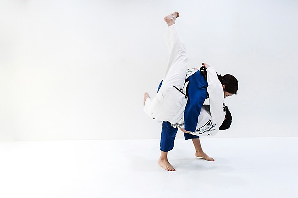 포토 JPG 스튜디오촬영 전신 여자 남자 기술 실내 도복 들기 사람 20대 두명 옆모습 30대 운동 경쟁 격투기 한국인 주짓수 성인만 국내포토 옷 스포츠 뷰포인트 컨셉 모션 건강 동양인 청년 내부 장년 파일형식