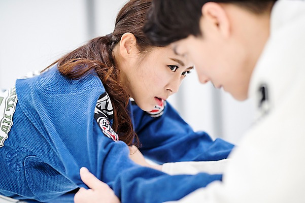 포토 JPG 스튜디오촬영 응시 여자 남자 기술 실내 도복 사람 상반신 20대 두명 옆모습 30대 운동 경쟁 격투기 한국인 잡기 주짓수 성인만 국내포토 시선 옷 스포츠 뷰포인트 컨셉 모션 건강 동양인 청년 내부 장년 파일형식