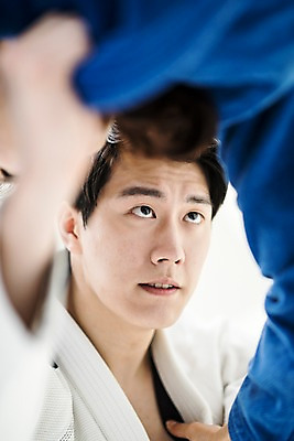 포토 JPG 스튜디오촬영 응시 여자 남자 얼굴 기술 실내 도복 사람 상반신 20대 두명 앞모습 신체부위 30대 운동 경쟁 격투기 한국인 잡기 주짓수 성인만 국내포토 시선 옷 스포츠 뷰포인트 컨셉 모션 건강 동양인 청년 내부 장년 파일형식