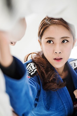 포토 JPG 스튜디오촬영 응시 여자 남자 로우앵글 기술 실내 도복 사람 상반신 20대 두명 앞모습 30대 운동 경쟁 격투기 한국인 주짓수 성인만 국내포토 시선 옷 스포츠 뷰포인트 컨셉 건강 동양인 청년 내부 장년 파일형식