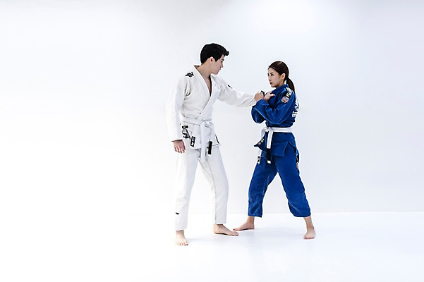 포토 JPG 스튜디오촬영 전신 응시 여자 남자 기술 실내 도복 서기 사람 20대 두명 옆모습 30대 운동 경쟁 격투기 한국인 잡기 주짓수 성인만 국내포토 시선 옷 스포츠 뷰포인트 컨셉 모션 건강 동양인 청년 내부 장년 파일형식