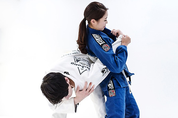 포토 JPG 스튜디오촬영 여자 남자 기술 실내 도복 서기 사람 상반신 20대 두명 앞모습 옆모습 30대 운동 경쟁 격투기 한국인 잡기 주짓수 성인만 국내포토 옷 스포츠 뷰포인트 컨셉 모션 건강 동양인 청년 내부 장년 파일형식