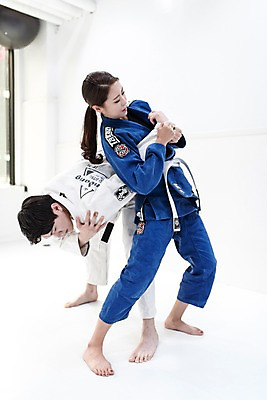 포토 JPG 스튜디오촬영 전신 여자 남자 기술 실내 도복 서기 사람 20대 두명 옆모습 30대 운동 경쟁 격투기 한국인 창가 주짓수 성인만 국내포토 옷 스포츠 뷰포인트 컨셉 창문 모션 건강 동양인 청년 내부 장년 파일형식