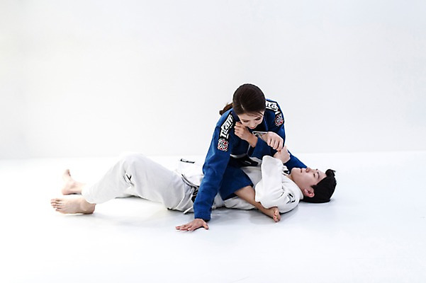 포토 JPG 스튜디오촬영 전신 여자 남자 기술 실내 도복 사람 20대 두명 앞모습 옆모습 30대 눕기 운동 경쟁 격투기 한국인 주짓수 성인만 국내포토 옷 스포츠 뷰포인트 컨셉 모션 건강 동양인 청년 내부 장년 파일형식