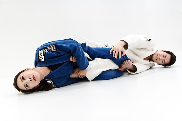 포토 JPG 스튜디오촬영 전신 응시 여자 남자 기술 실내 도복 사람 20대 두명 앞모습 30대 눕기 운동 경쟁 격투기 한국인 찡그림 주짓수 성인만 국내포토 시선 옷 스포츠 뷰포인트 컨셉 모션 표정 건강 동양인 청년 내부 장년 파일형식