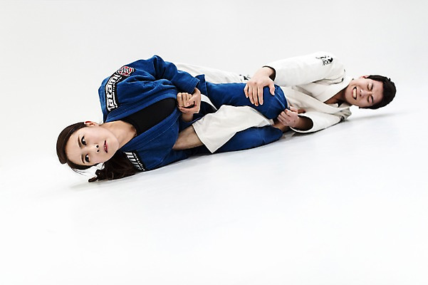 포토 JPG 스튜디오촬영 전신 여자 남자 기술 실내 도복 사람 20대 두명 앞모습 30대 눕기 운동 경쟁 격투기 한국인 찡그림 주짓수 성인만 국내포토 옷 스포츠 뷰포인트 컨셉 모션 표정 건강 동양인 청년 내부 장년 파일형식