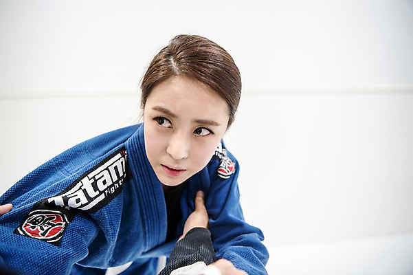 포토 JPG 스튜디오촬영 응시 여자 남자 실내 도복 사람 상반신 20대 두명 앞모습 30대 운동 경쟁 격투기 한국인 잡기 주짓수 성인만 국내포토 시선 옷 스포츠 뷰포인트 컨셉 모션 건강 동양인 청년 내부 장년 파일형식