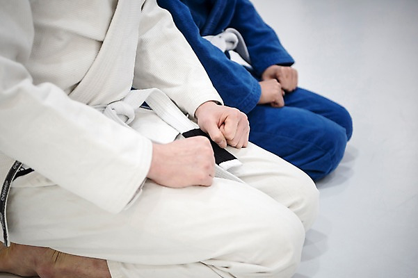 포토 JPG 스튜디오촬영 여자 남자 실내 도복 사람 20대 두명 옆모습 신체부위 30대 운동 주먹 격투기 한국인 양손 하반신 무릎꿇기 주짓수 성인만 국내포토 손 옷 스포츠 뷰포인트 모션 건강 동양인 청년 내부 장년 파일형식