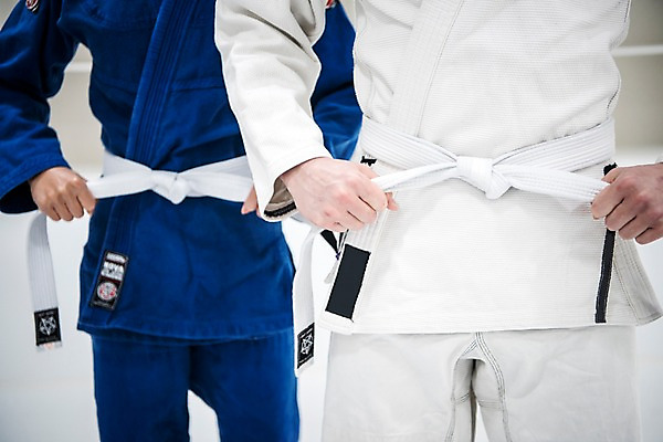 포토 JPG 스튜디오촬영 여자 남자 실내 도복 사람 상반신 20대 두명 앞모습 신체부위 30대 운동 격투기 한국인 양손 벨트 잡기 묶기 조이기 주짓수 성인만 국내포토 손 잡화 옷 스포츠 뷰포인트 모션 건강 동양인 청년 내부 장년 파일형식