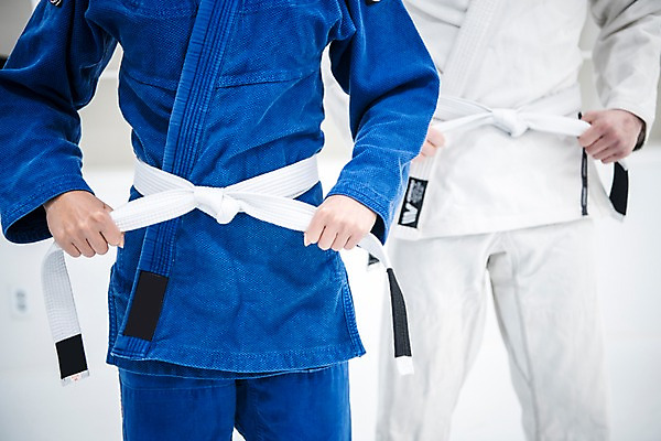 포토 JPG 스튜디오촬영 여자 남자 실내 도복 사람 상반신 20대 두명 앞모습 신체부위 30대 운동 격투기 한국인 양손 벨트 묶기 조이기 주짓수 성인만 국내포토 손 잡화 옷 스포츠 뷰포인트 모션 건강 동양인 청년 내부 장년 파일형식