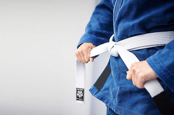 포토 JPG 스튜디오촬영 여자 실내 도복 한명 사람 상반신 옆모습 신체부위 30대 운동 격투기 한국인 양손 벨트 묶기 조이기 주짓수 성인여자한명만 국내포토 1 손 잡화 옷 스포츠 뷰포인트 모션 건강 동양인 내부 장년 여자한명만 성인여자만 파일형식