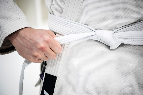 포토 JPG 스튜디오촬영 손 남자 실내 도복 한명 사람 상반신 20대 앞모습 신체부위 운동 격투기 한국인 벨트 잡기 묶기 조이기 주짓수 성인남자한명만 국내포토 1 잡화 옷 스포츠 뷰포인트 모션 건강 동양인 청년 내부 남자한명만 성인남자만 파일형식