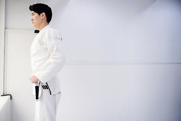 포토 JPG 스튜디오촬영 응시 남자 실내 도복 한명 서기 사람 상반신 20대 옆모습 운동 격투기 한국인 벨트 잡기 조이기 주짓수 성인남자한명만 국내포토 1 시선 잡화 옷 스포츠 뷰포인트 모션 건강 동양인 청년 내부 남자한명만 성인남자만 파일형식