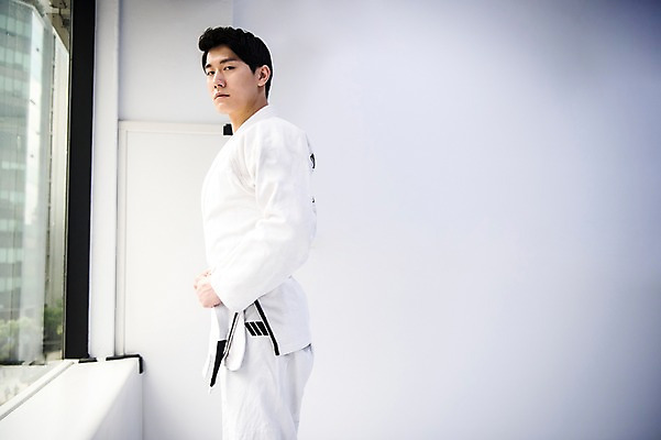 포토 JPG 스튜디오촬영 응시 남자 실내 도복 한명 서기 사람 상반신 20대 옆모습 운동 격투기 한국인 주짓수 성인남자한명만 국내포토 1 시선 옷 스포츠 뷰포인트 모션 건강 동양인 청년 내부 남자한명만 성인남자만 파일형식