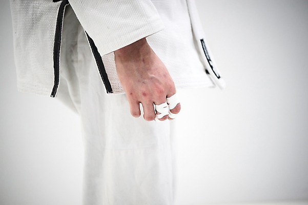 포토 JPG 스튜디오촬영 손 남자 실내 도복 한명 사람 근접촬영 20대 옆모습 신체부위 운동 격투기 한국인 반창고 주짓수 성인남자한명만 국내포토 1 옷 스포츠 뷰포인트 건강 동양인 청년 내부 의료용품 남자한명만 성인남자만 파일형식