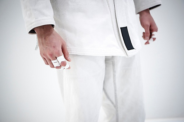 포토 JPG 스튜디오촬영 남자 실내 도복 한명 사람 근접촬영 상반신 20대 옆모습 운동 격투기 한국인 양손 반창고 주짓수 성인남자한명만 국내포토 1 손 옷 스포츠 뷰포인트 건강 동양인 청년 내부 의료용품 남자한명만 성인남자만 파일형식