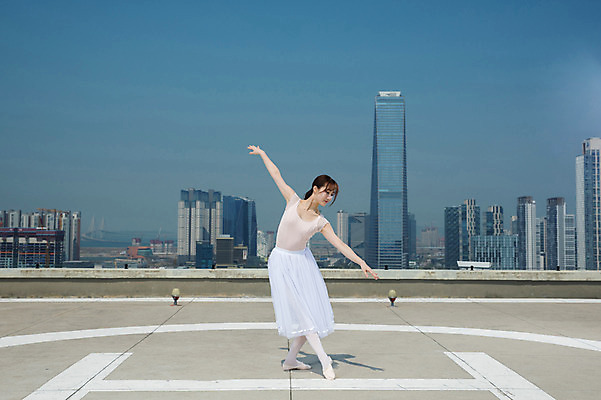 포토 JPG 주간 전신 응시 여자 포즈 하늘 팔벌리기 전등 그림자 한명 서기 사람 빌딩 20대 성인 야외 건물 앞모습 한국인 춤 도시 우아함 옥상 발레복 토슈즈 인천 성인여자한명만 국내포토 자연요소 1 건축물 시선 옷 뷰포인트 신발 컨셉 모션 문화예술 조명 한국 동양인 청년 발레 여자한명만 성인여자만 파일형식