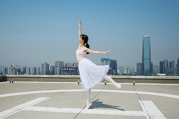 포토 JPG 주간 전신 여자 하늘 팔벌리기 전등 그림자 한명 서기 사람 빌딩 20대 성인 야외 건물 옆모습 손들기 한국인 춤 도시 우아함 옥상 발레복 토슈즈 인천 다리들기 한발서기 성인여자한명만 국내포토 자연요소 1 건축물 옷 뷰포인트 신발 컨셉 모션 문화예술 조명 한국 동양인 청년 발레 여자한명만 성인여자만 파일형식